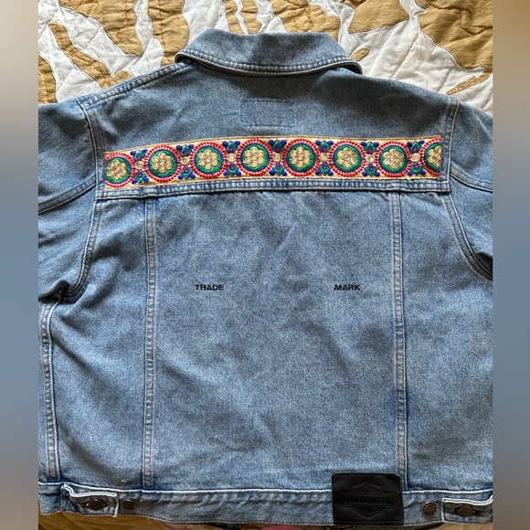 Vintage jean jacket with added embroidery - Picture 8 of 9